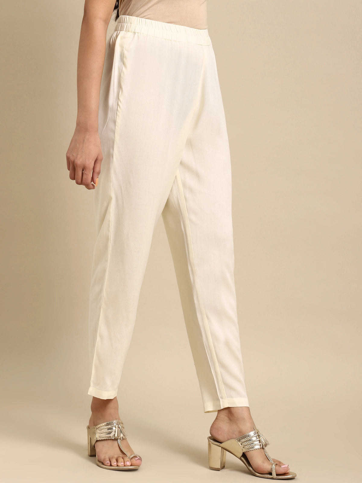 Buy रेयान सॉलिड एंकल लेंथ स्ट्रेट पैंट-सफ़ेद