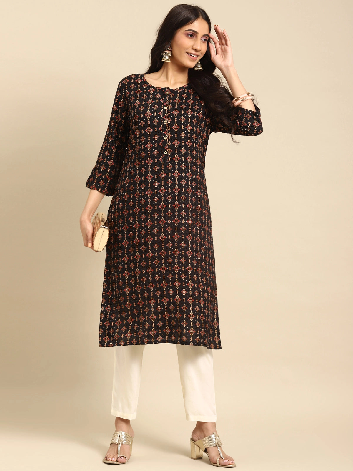 Buy रेयान सॉलिड एंकल लेंथ स्ट्रेट पैंट-सफ़ेद