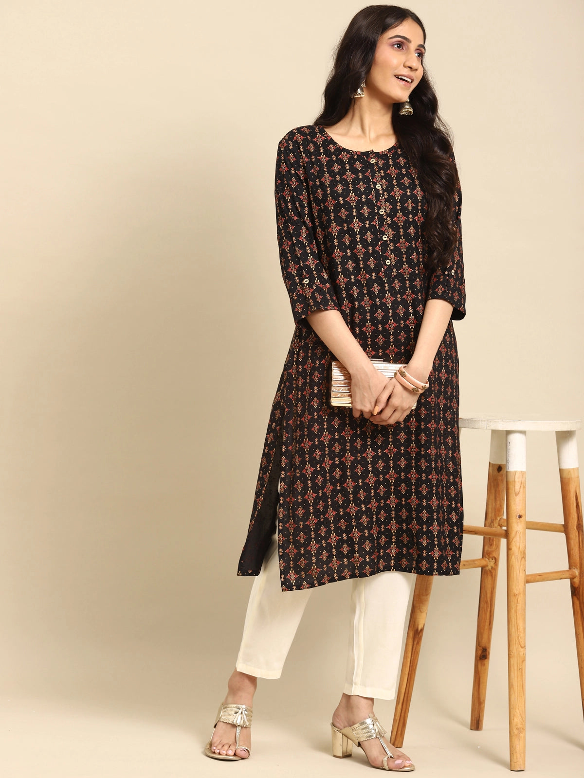 Buy रेयान सॉलिड एंकल लेंथ स्ट्रेट पैंट-सफ़ेद