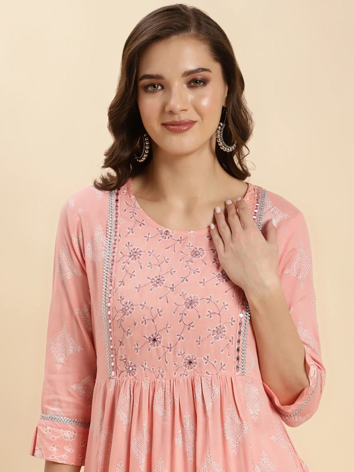 Buy रेयान काफ़ लेंथ फ्लोरल एम्ब्रॉयडरी फ्लेयर्ड कुर्ता पैंट के साथ-आड़ू