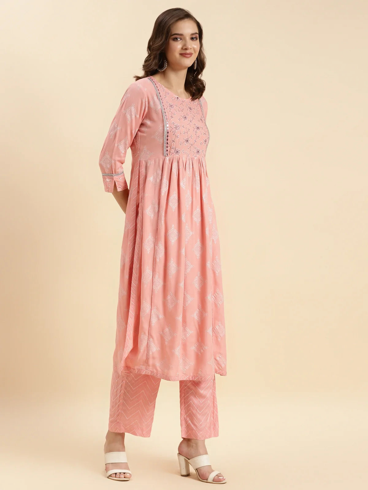 Buy रेयान काफ़ लेंथ फ्लोरल एम्ब्रॉयडरी फ्लेयर्ड कुर्ता पैंट के साथ-आड़ू