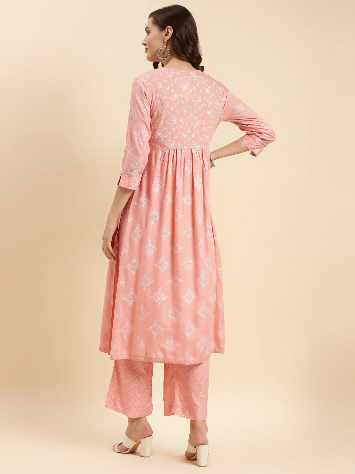 Buy रेयान काफ़ लेंथ फ्लोरल एम्ब्रॉयडरी फ्लेयर्ड कुर्ता पैंट के साथ-आड़ू