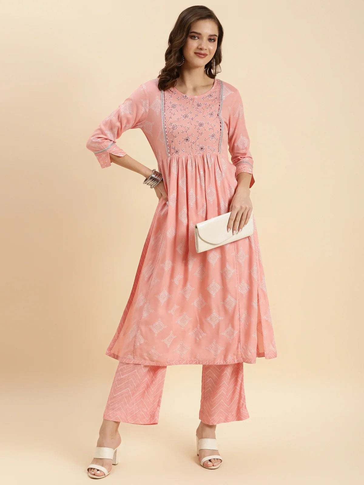 Buy रेयान काफ़ लेंथ फ्लोरल एम्ब्रॉयडरी फ्लेयर्ड कुर्ता पैंट के साथ-आड़ू