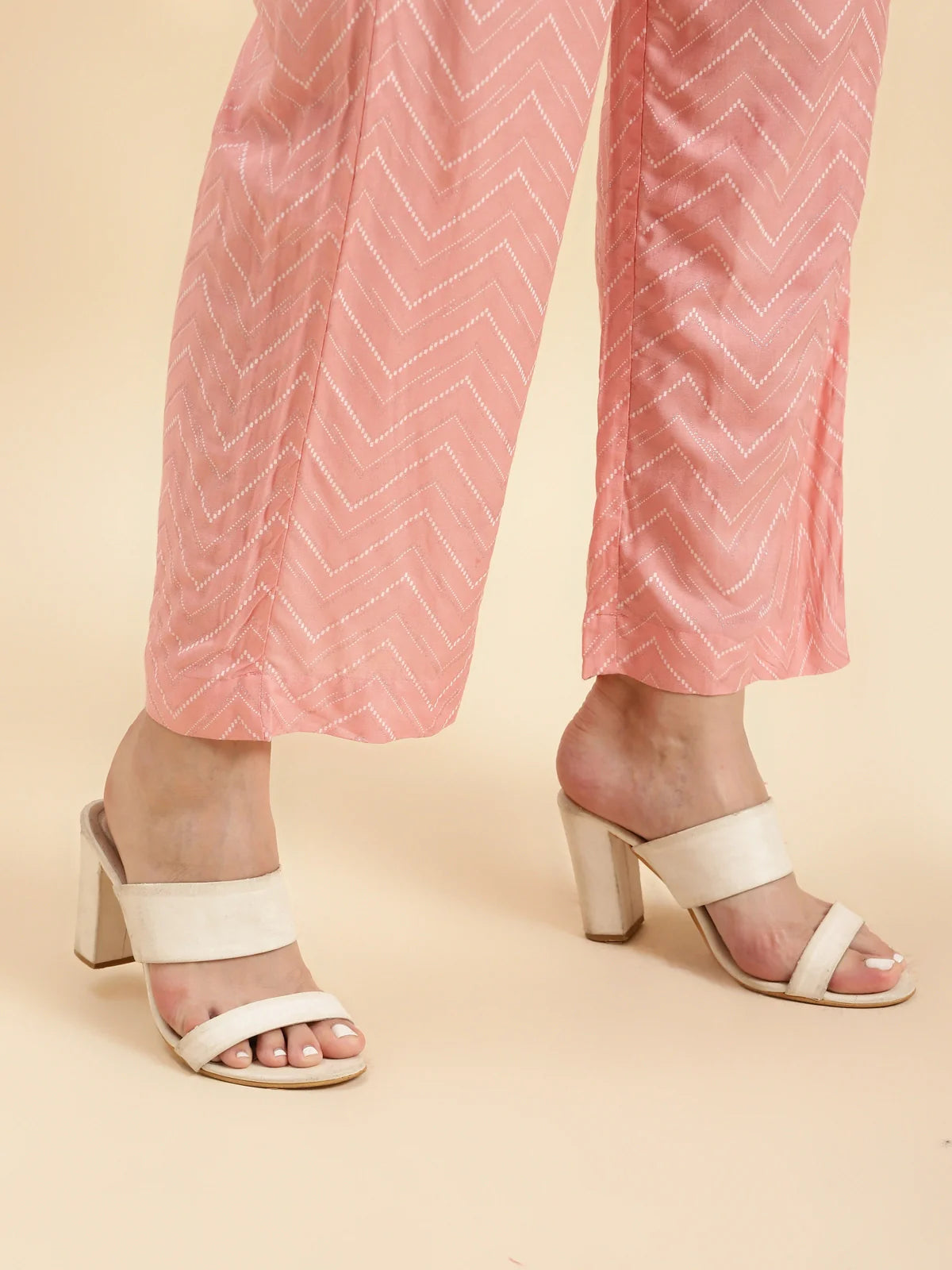 Buy रेयान काफ़ लेंथ फ्लोरल एम्ब्रॉयडरी फ्लेयर्ड कुर्ता पैंट के साथ-आड़ू