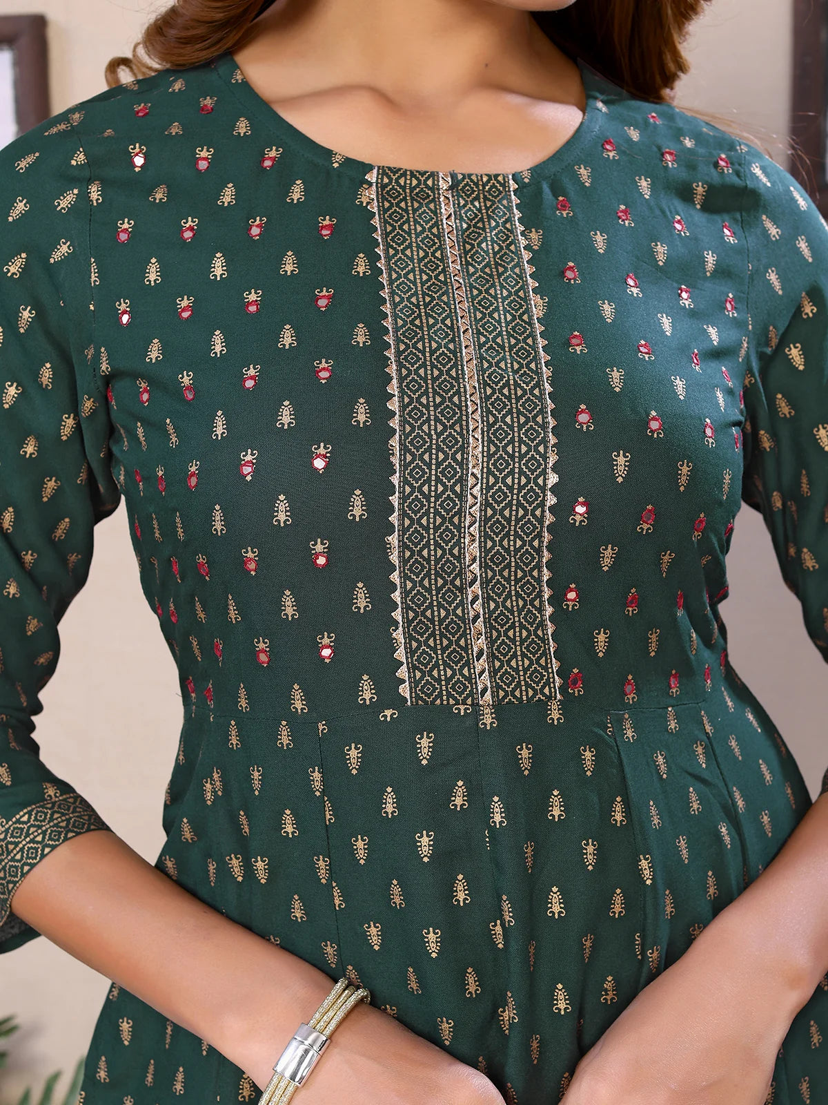 Buy రేయాన్ ఎంబ్రాయిడరీ కాఫ్ లెంగ్త్ అనార్కలి కుర్తా-ఆకుపచ్చ