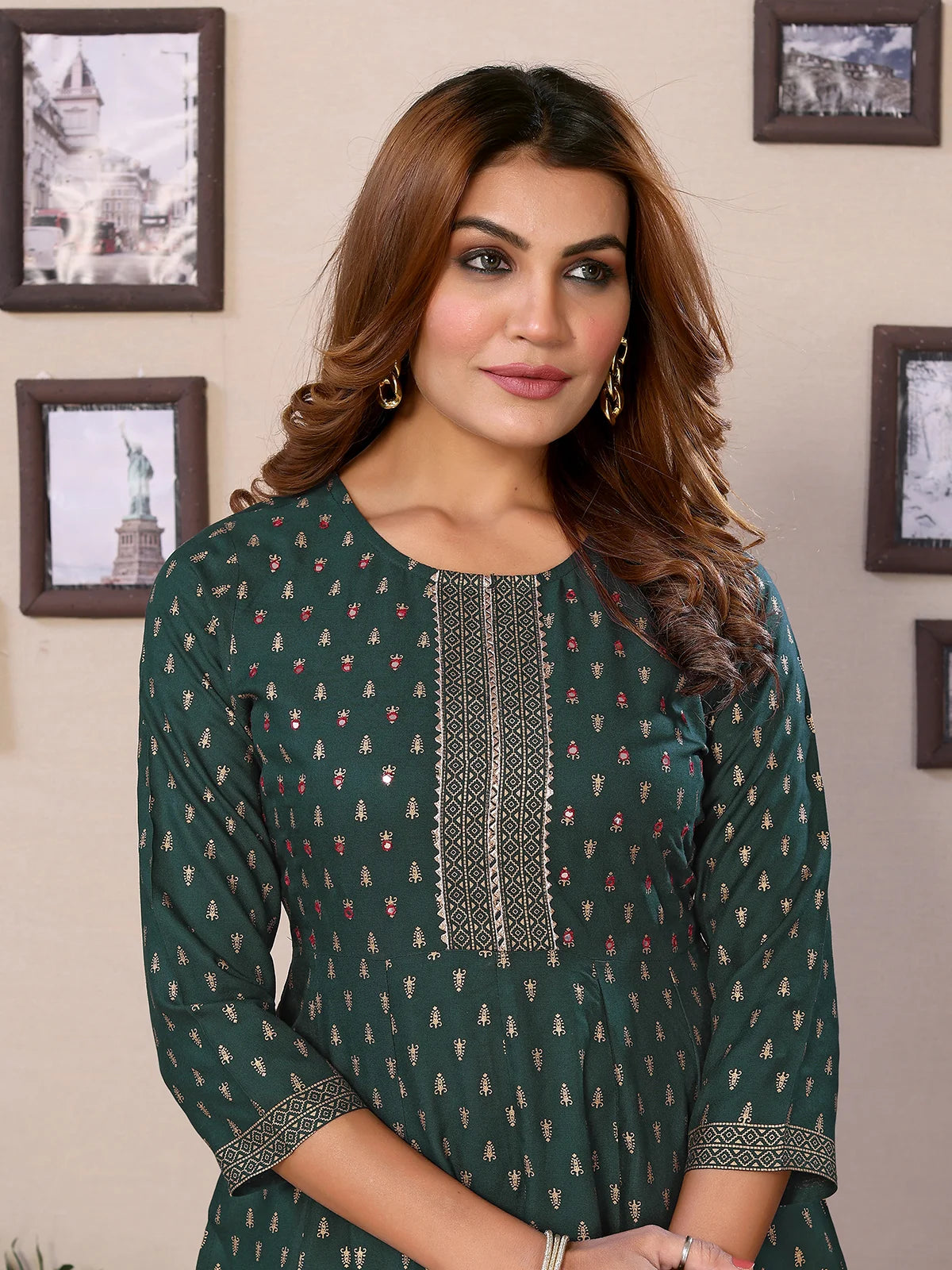 Buy రేయాన్ ఎంబ్రాయిడరీ కాఫ్ లెంగ్త్ అనార్కలి కుర్తా-ఆకుపచ్చ