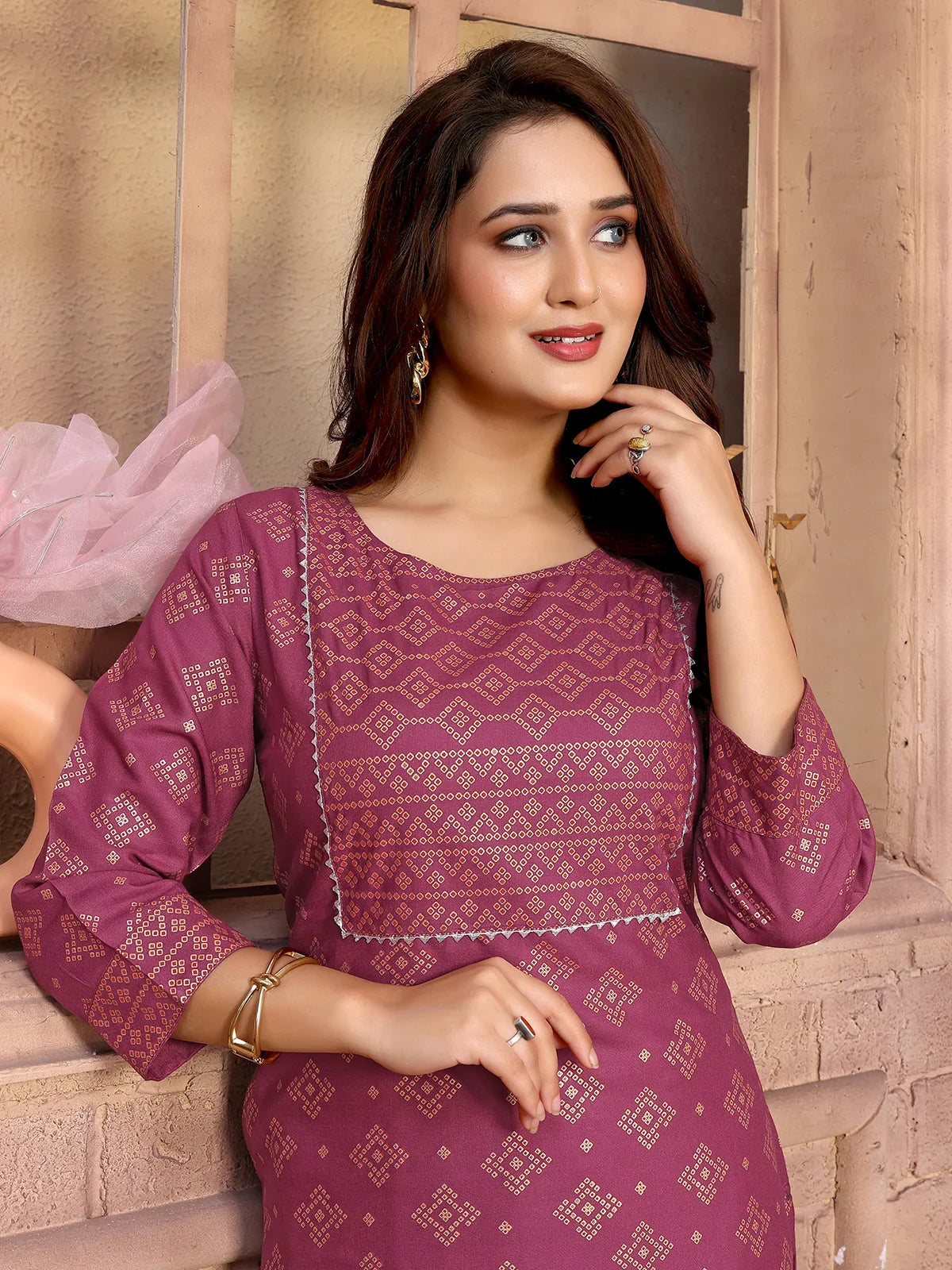 Buy రేయాన్ ప్రింటెడ్ మోకాలి పొడవు స్ట్రెయిట్ కుర్తా-వైన్