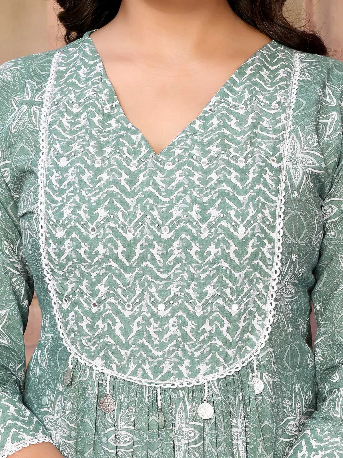 Buy కాటన్ ఎంబ్రాయిడరీ కాఫ్ లెంగ్త్ A-లైన్ కుర్తా-ఆకుపచ్చ