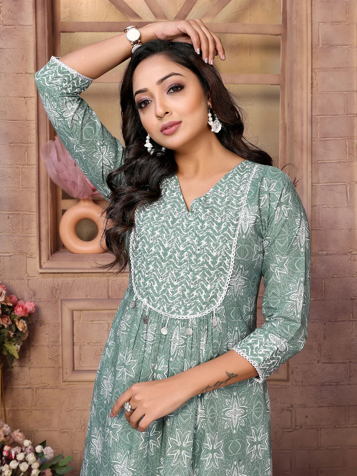 Buy కాటన్ ఎంబ్రాయిడరీ కాఫ్ లెంగ్త్ A-లైన్ కుర్తా-ఆకుపచ్చ