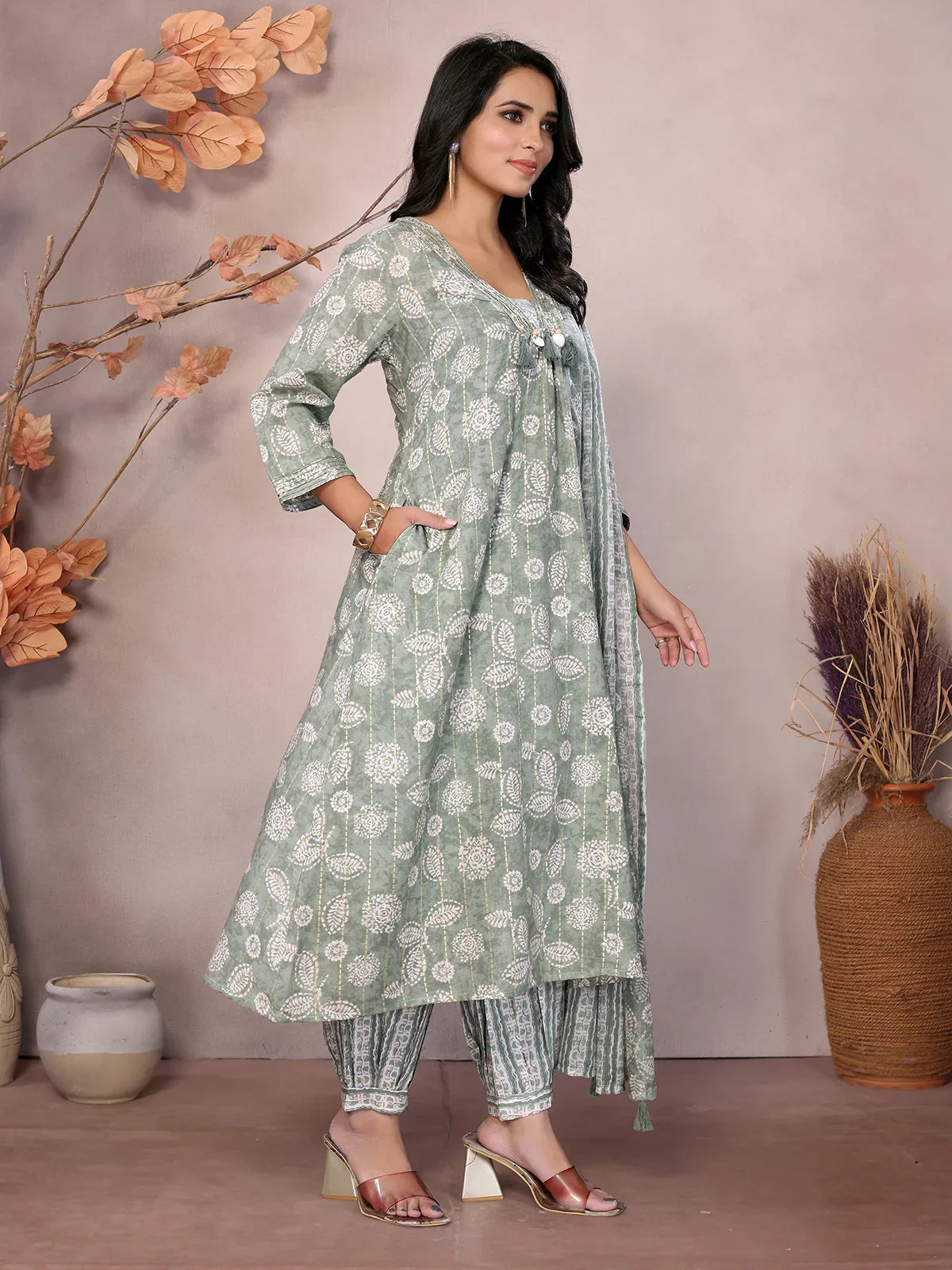 Buy कॉटन ब्लेंड कढ़ाई वाला काफ़ लेंथ वाला फ्लेयर्ड कुर्ता अफ़गानी पैंट और दुपट्टे के साथ-हरा