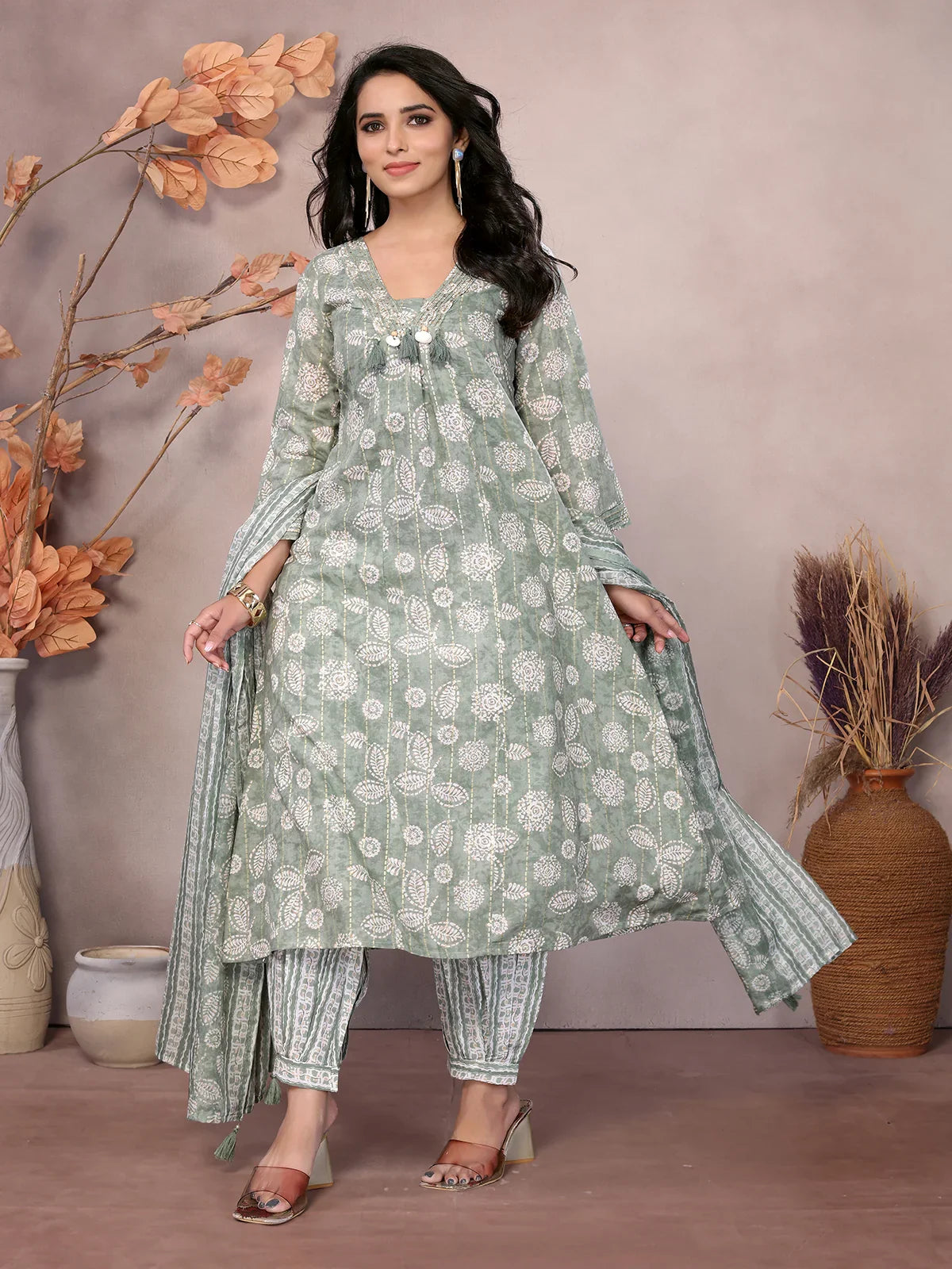 Buy कॉटन ब्लेंड कढ़ाई वाला काफ़ लेंथ वाला फ्लेयर्ड कुर्ता अफ़गानी पैंट और दुपट्टे के साथ-हरा