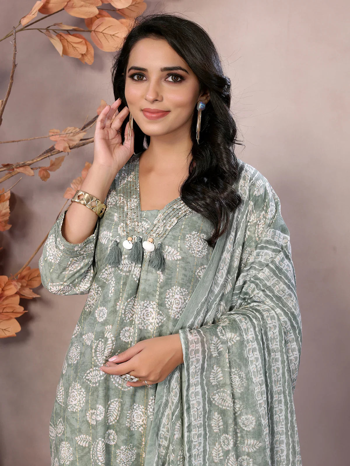 Buy कॉटन ब्लेंड कढ़ाई वाला काफ़ लेंथ वाला फ्लेयर्ड कुर्ता अफ़गानी पैंट और दुपट्टे के साथ-हरा