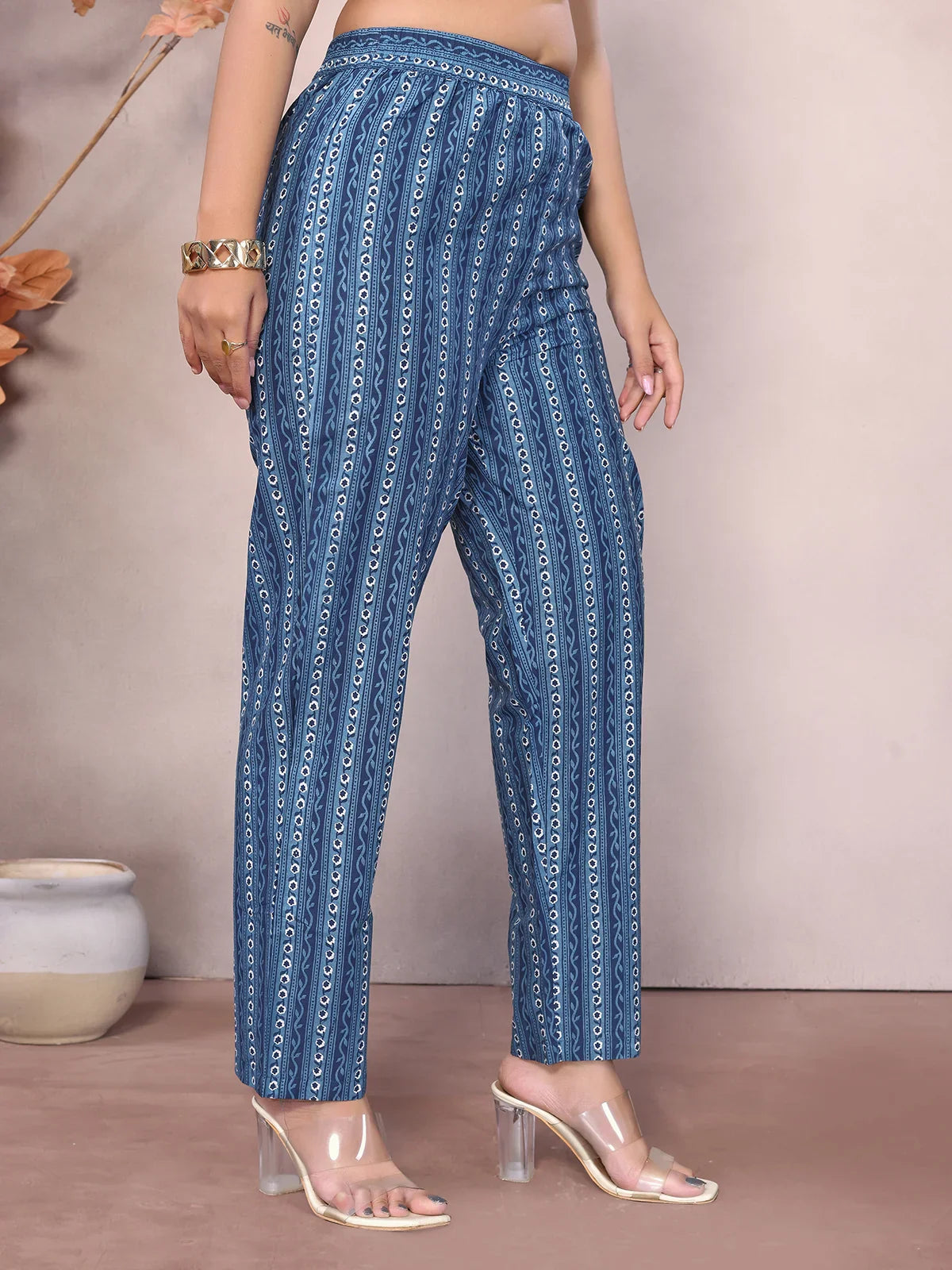 Buy కాటన్ ఎంబ్రాయిడరీ మోకాలి పొడవు స్ట్రెయిట్ కుర్తా విత్ ప్యాంటు మరియు దుపట్టా-నీలం