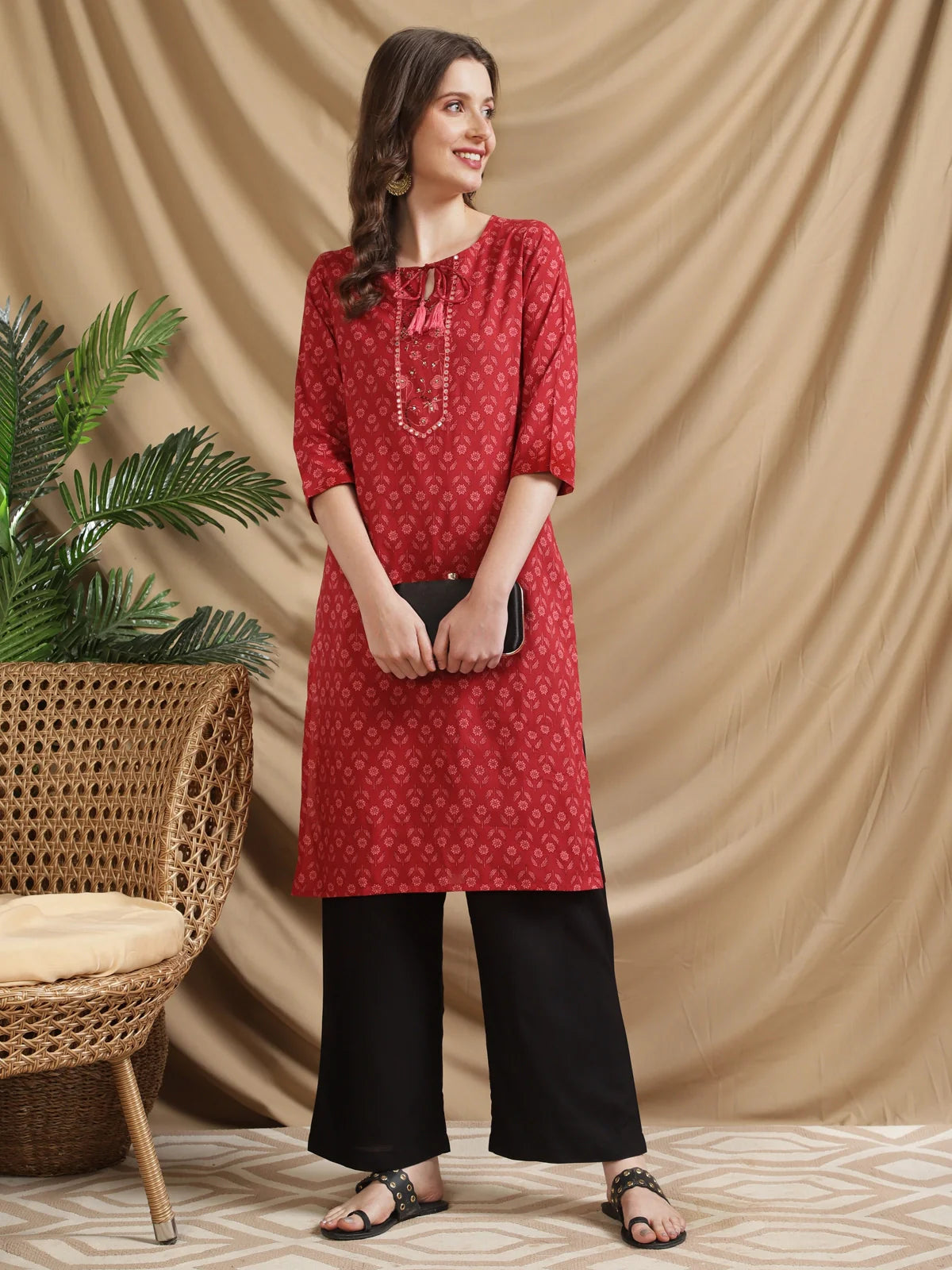 Buy రేయాన్ సాలిడ్ యాంకిల్ లెంగ్త్ పలాజో-నలుపు