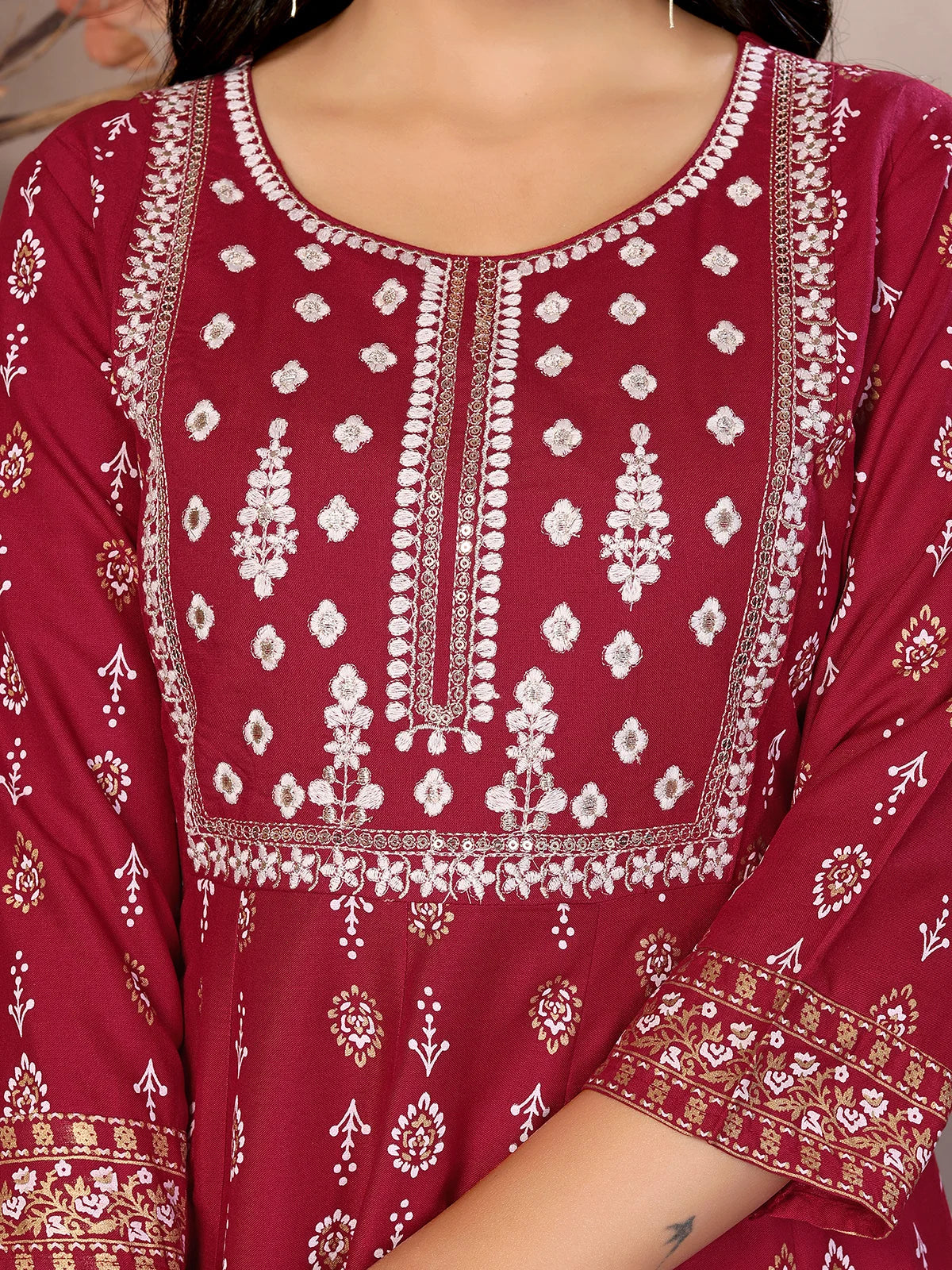 Buy రేయాన్ ఎంబ్రాయిడరీ కాఫ్ లెంగ్త్ అనార్కలి కుర్తా-మెరూన్