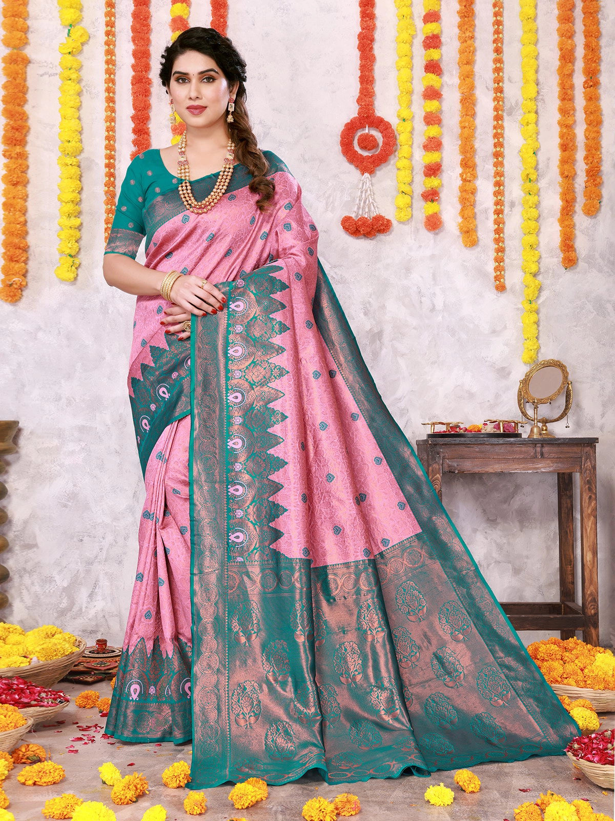 Buy Ethnic Motifs Woven Kanjivaram Saree With Blouse Piece-Green