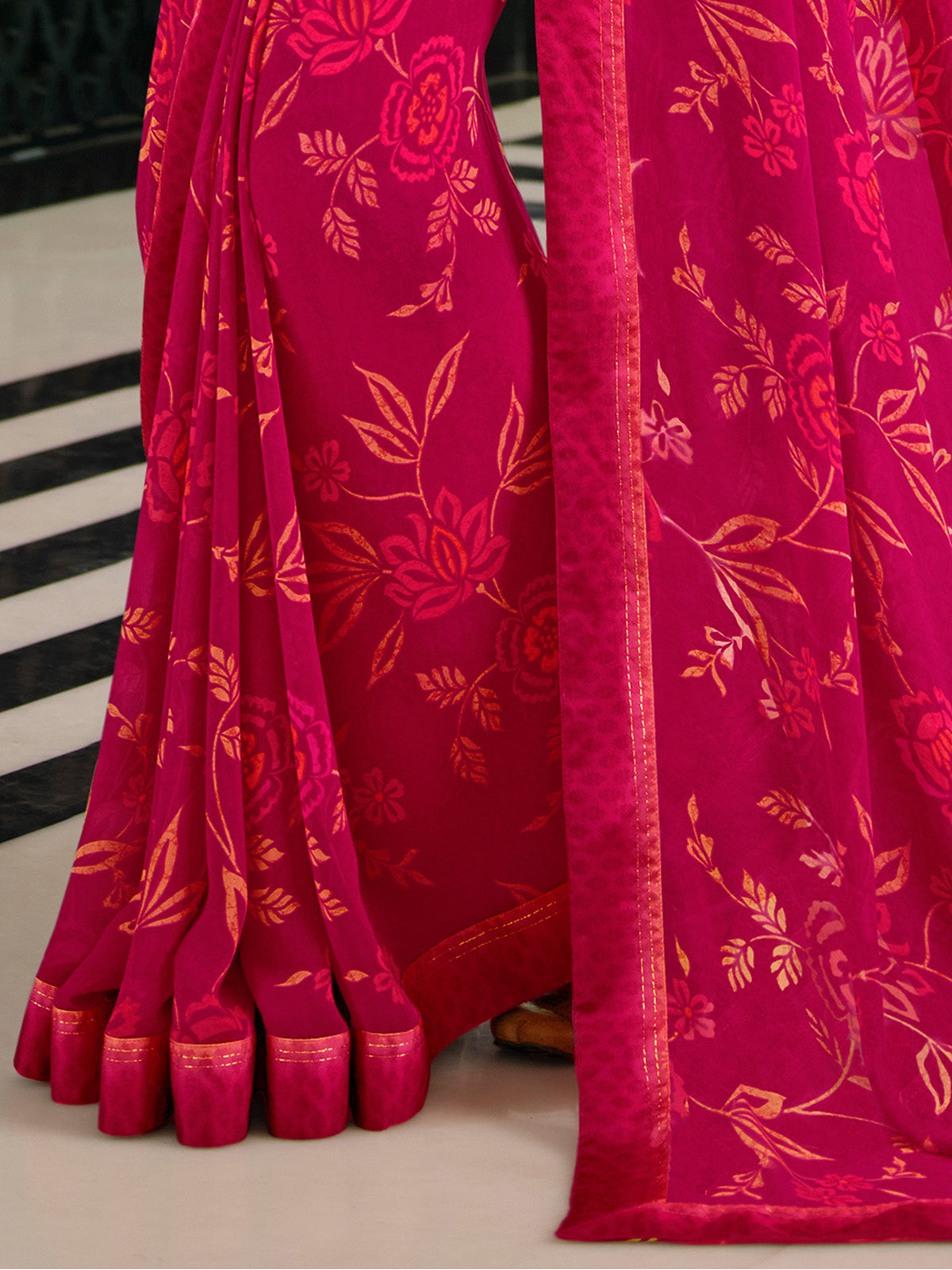 Buy Georgette Floral Printed Saree With Lace Border & Blouse Piece-Magenta